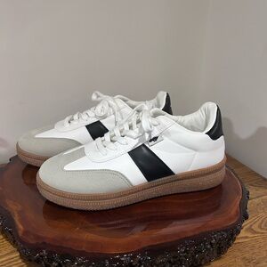 Rocket Dog White and Black Athletic Shoes